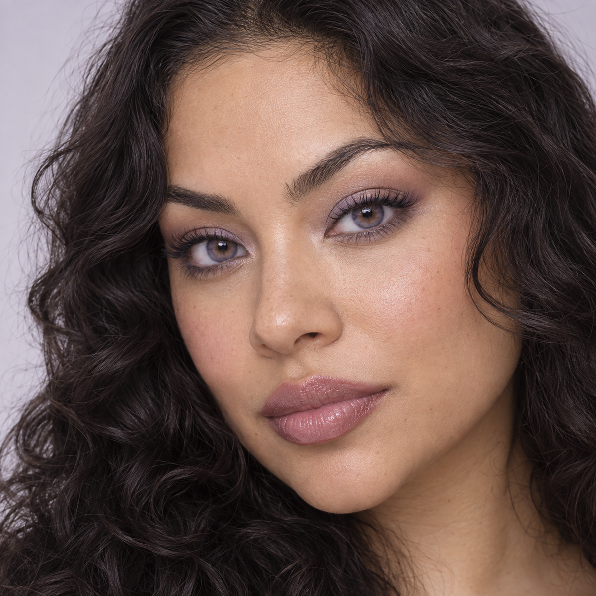 Champagne Olive Velvet Gradient colored contacts on model - champagne daylight beauty